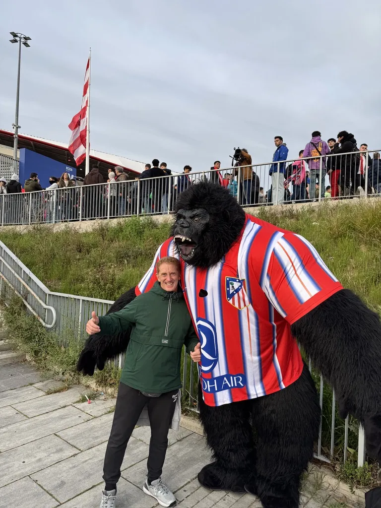 Diego posando con el gorila mascota del Atlético de Madrid afuera del Metropolitano