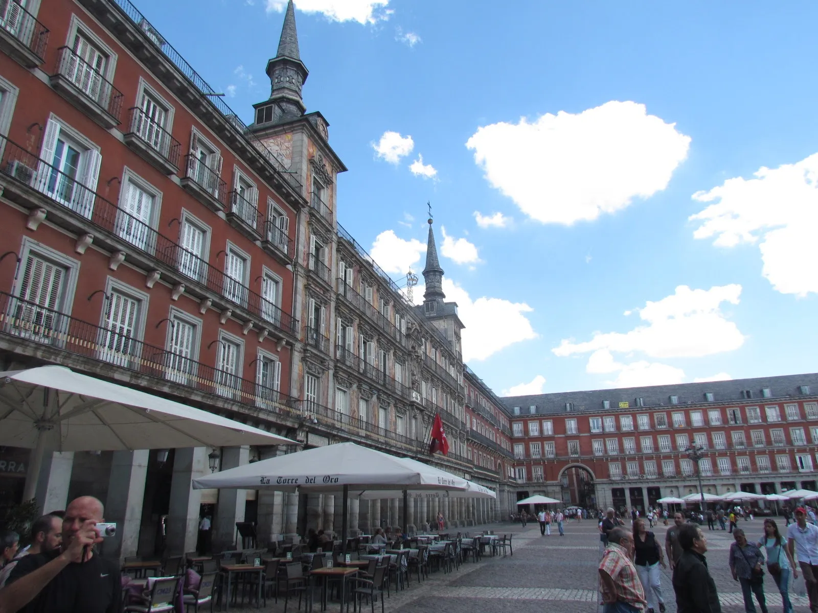 La Plaza Mayor de Madrid con sus arcos y la Casa de la Panadería al fondo