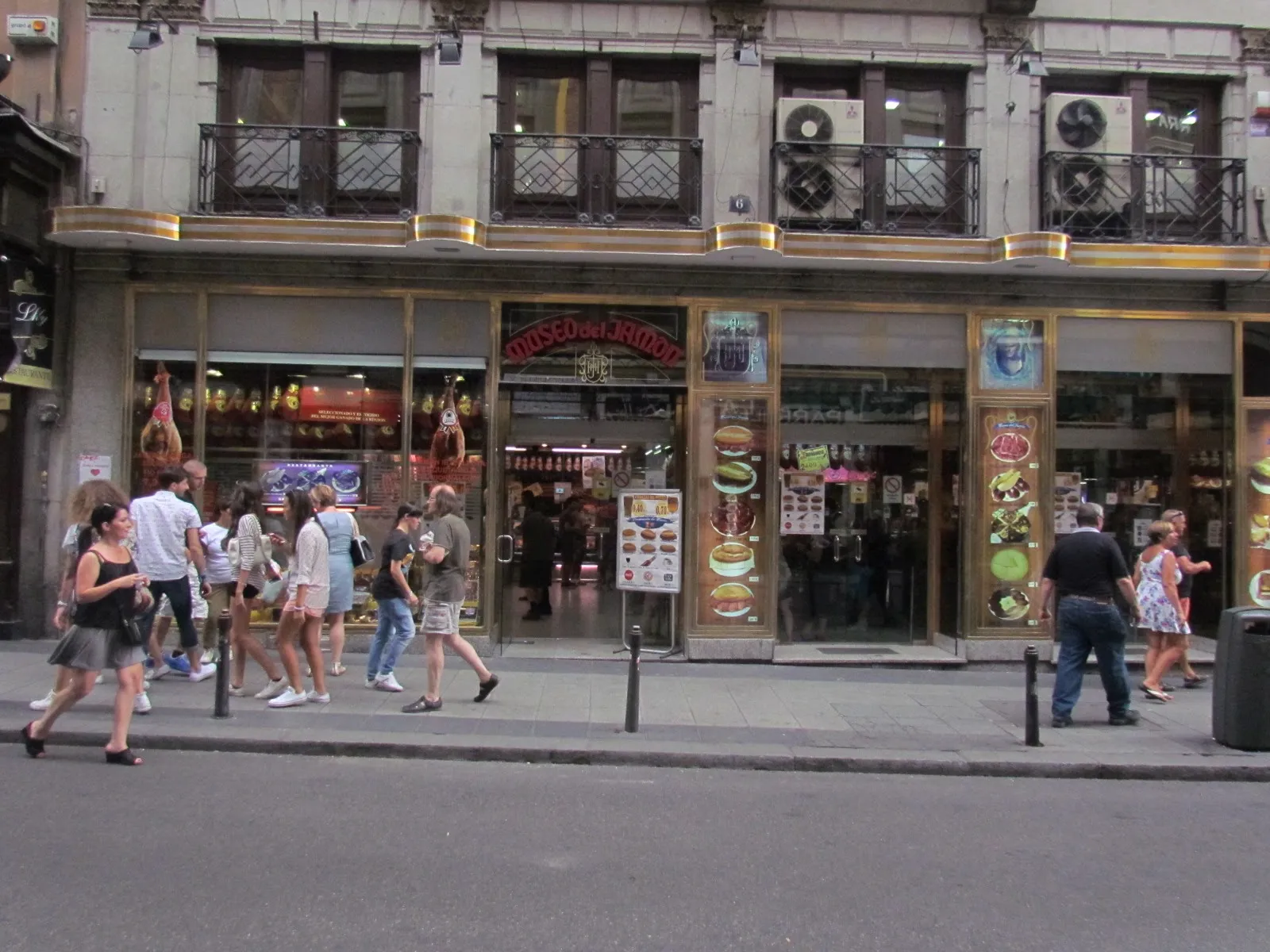 Peatonal y comercios en los alrededores de la Puerta del Sol, Madrid