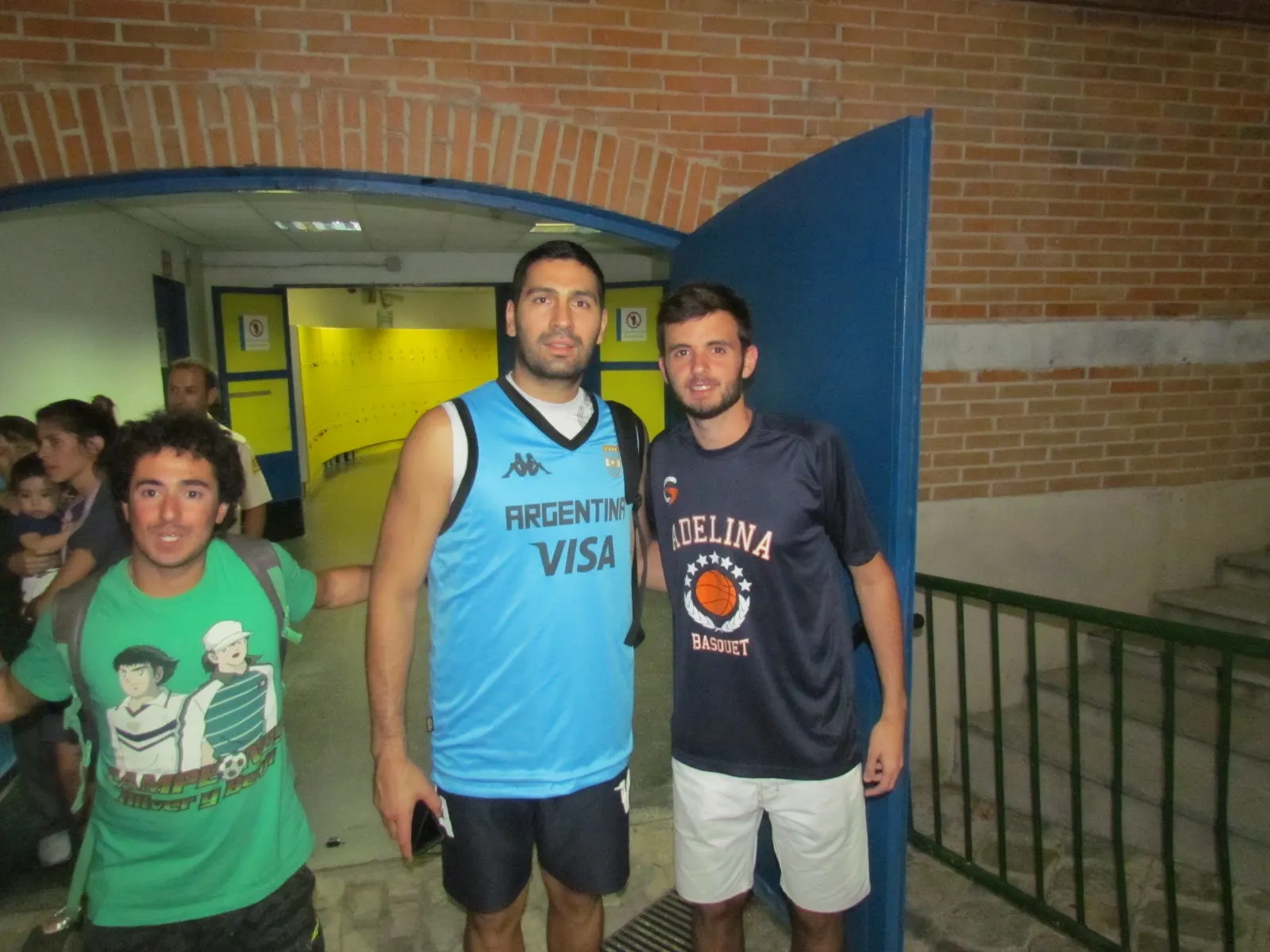 Grupo de argentinos con jugadores de la Selección en el predio de entrenamiento, Madrid 2014
