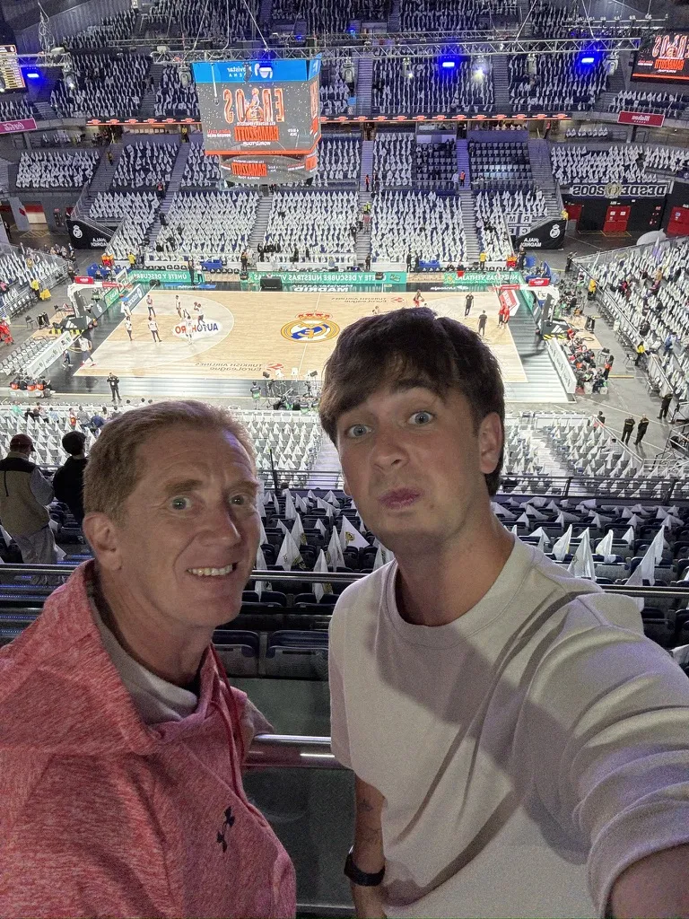 Diego y Agus haciendo selfie en el WiZink Center durante la Champions de Basket