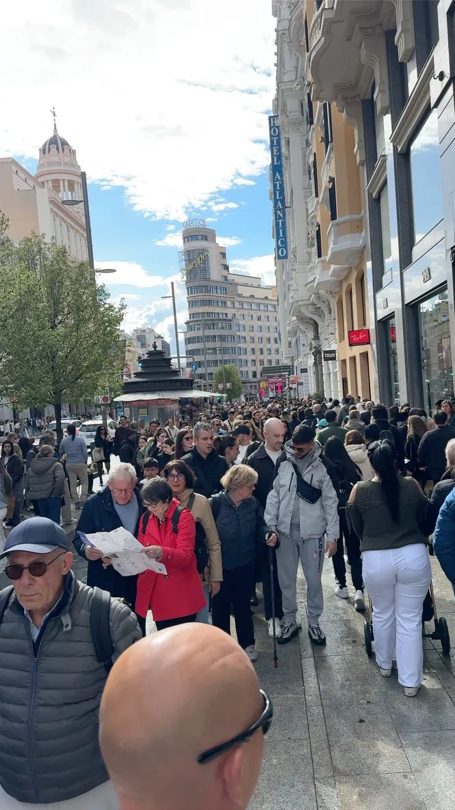 Gran Vía de Madrid repleta de gente, con el edificio Carrión al fondo