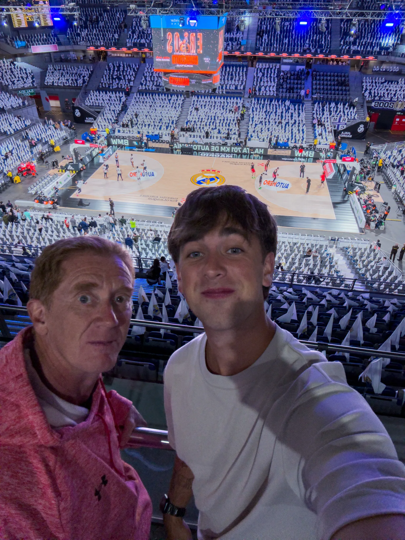 Diego y Agus en el WiZink Center durante la Champions de Basket, Real Madrid vs Bayern