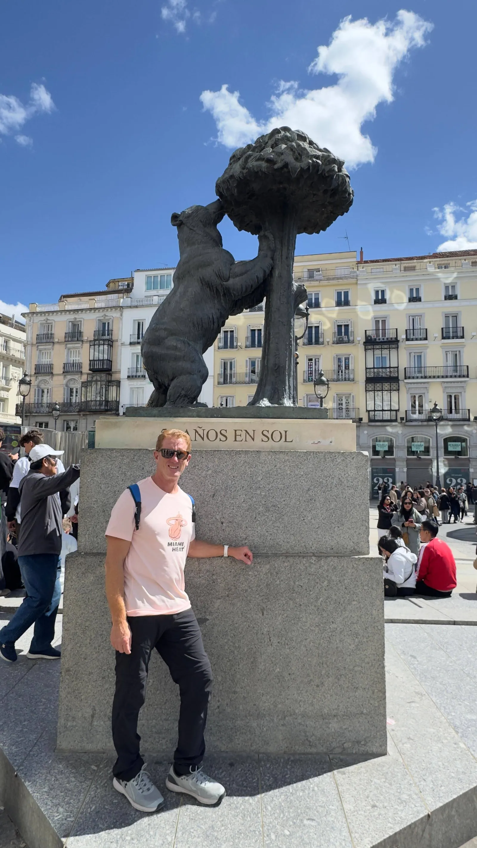 Diego posando con el Oso y el Madroño en la Puerta del Sol, Madrid
