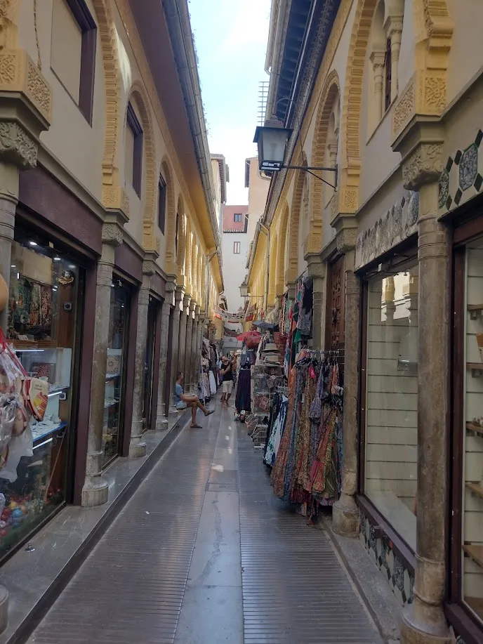 Callejón de la Alcaicería en Granada con tiendas de artesanía árabe