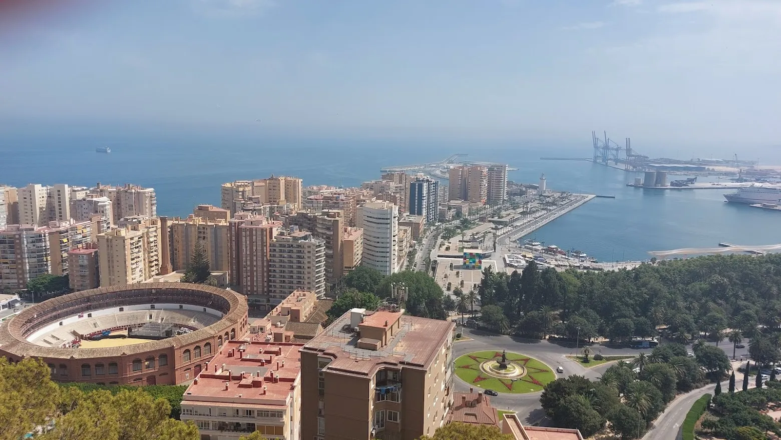 Vista desde la Alcazaba de Málaga con la Plaza de Toros y el puerto al fondo