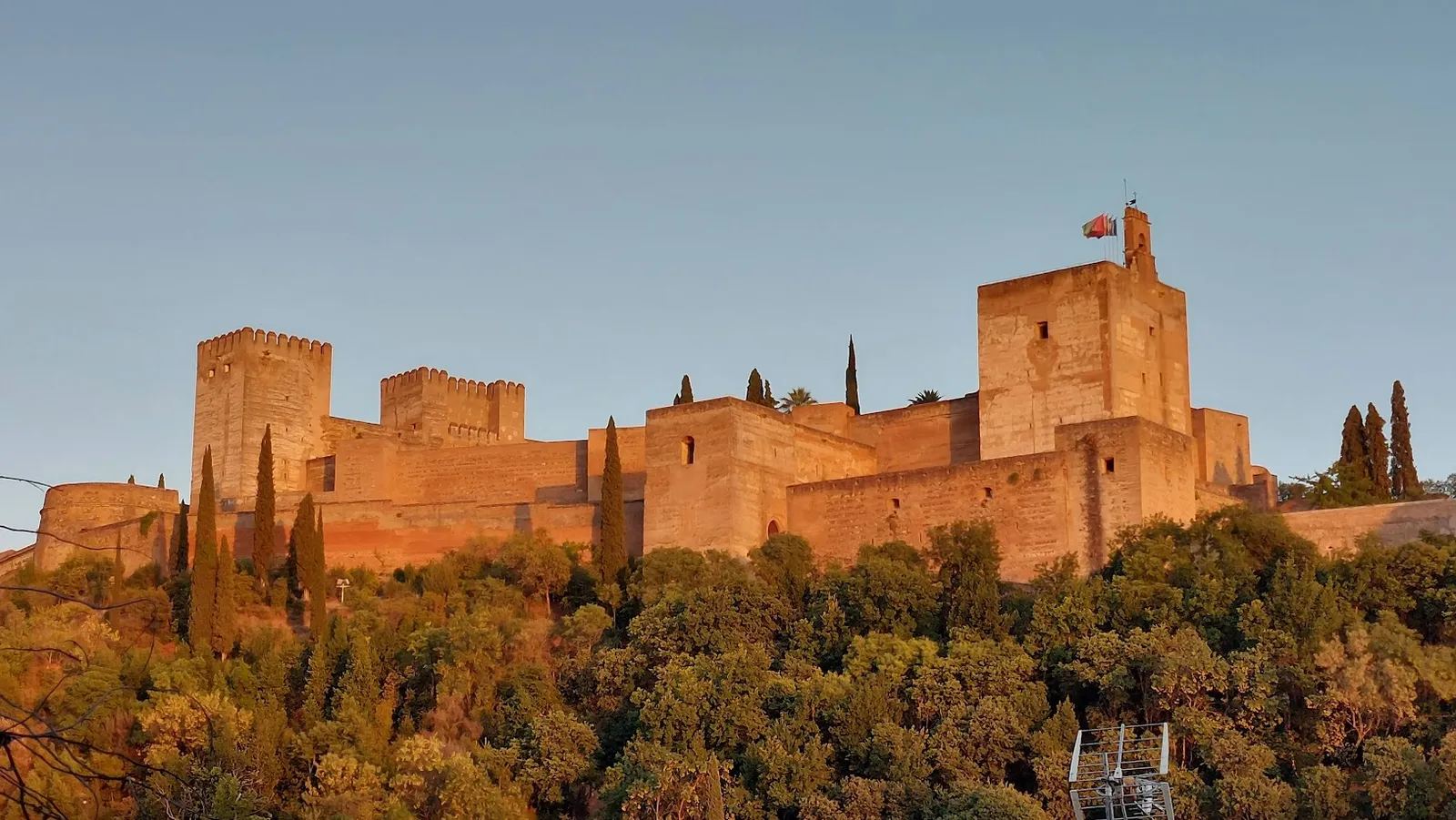 La Alhambra de Granada bañada por la luz dorada del atardecer
