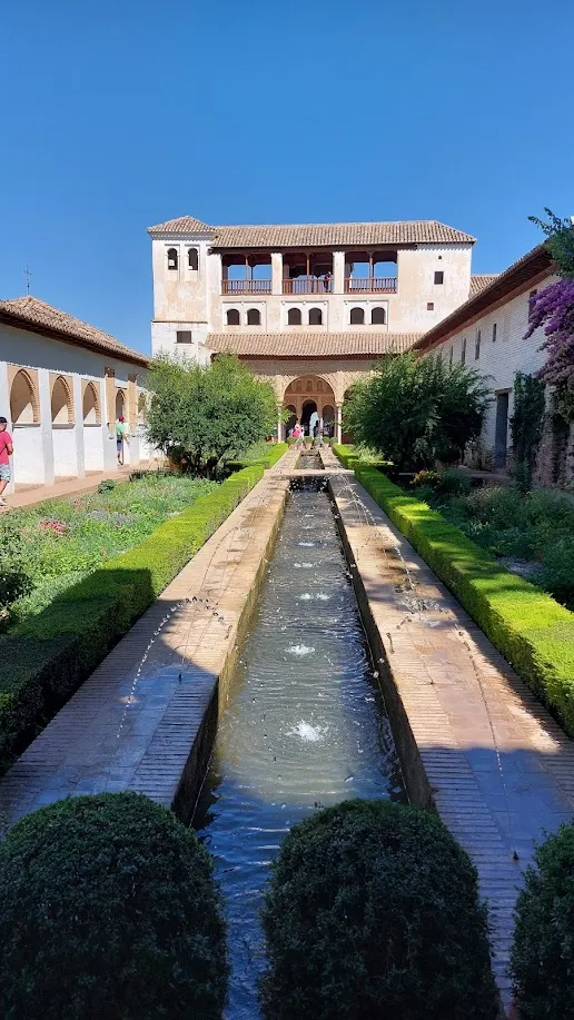 Acequia central del Generalife con jardines simétricos y el palacio al fondo