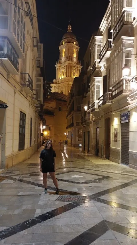La Catedral de Málaga, La Manquita, iluminada de noche desde las calles del centro histórico