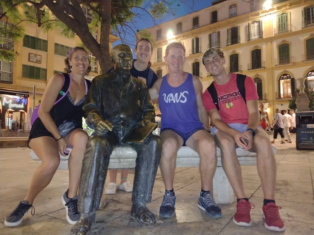 La familia junto a la estatua de Picasso en la Plaza de la Merced de Málaga