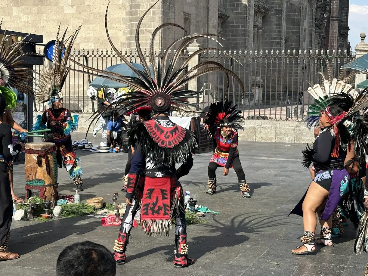 Danza azteca con trajes de plumas frente a la Catedral Metropolitana del Zócalo de Ciudad de México