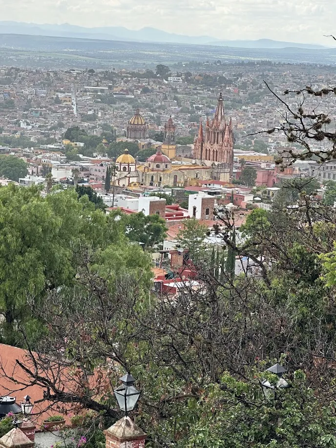 Vista panorámica de San Miguel de Allende desde el mirador con la Parroquia destacando entre los tejados