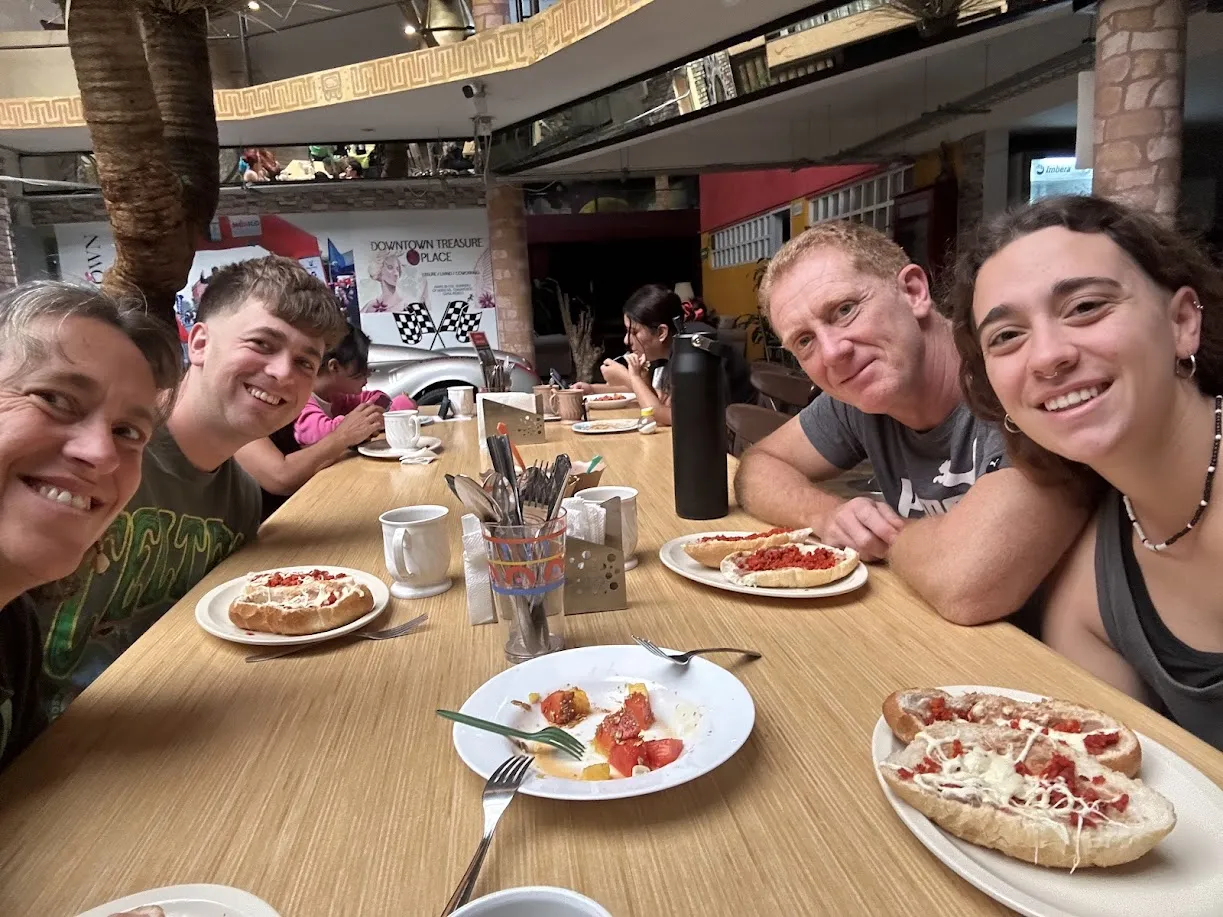 La familia desayunando molletes en el hostel Downtown Treasure de Ciudad de México