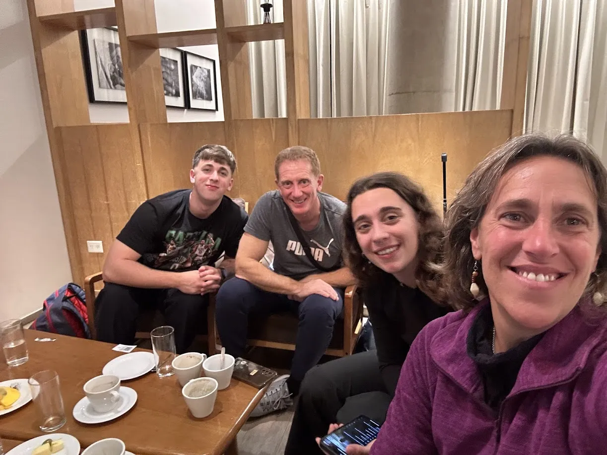 La familia cenando en el salón VIP de Mastercard en el aeropuerto de Ezeiza antes de partir