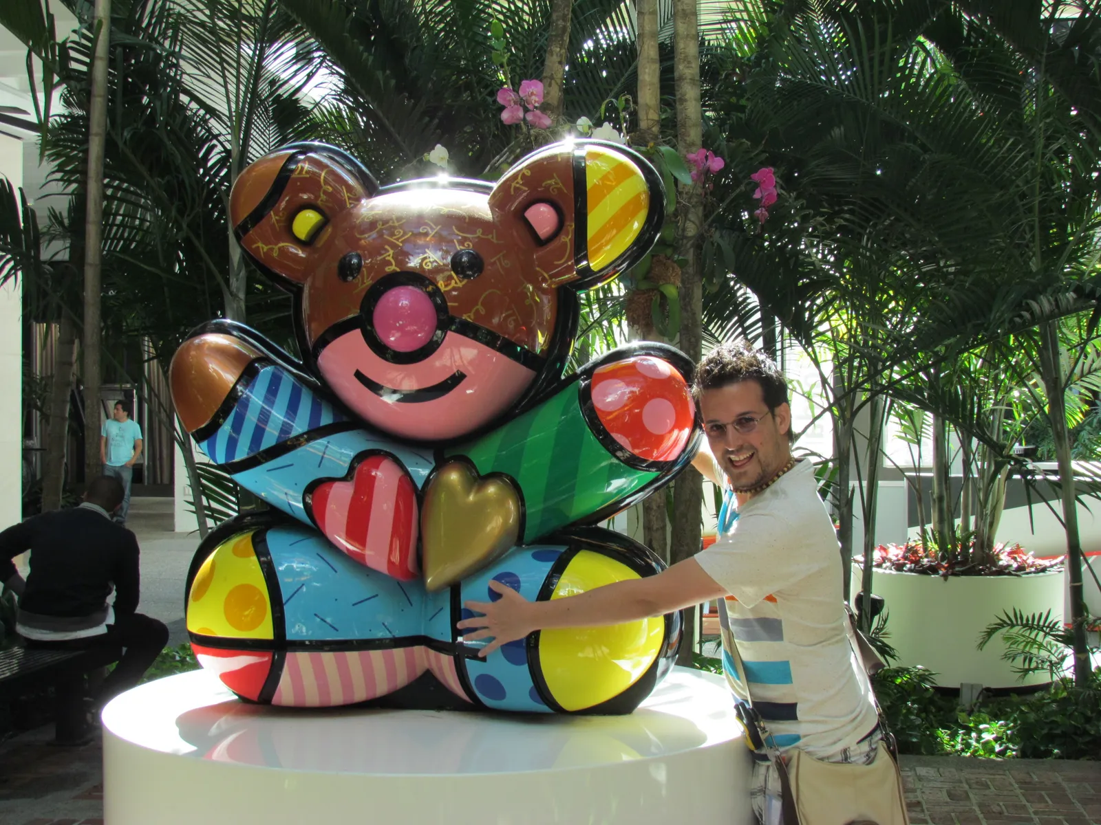 Escultura de oso de Romero Britto en Bal Harbour Shops, Miami