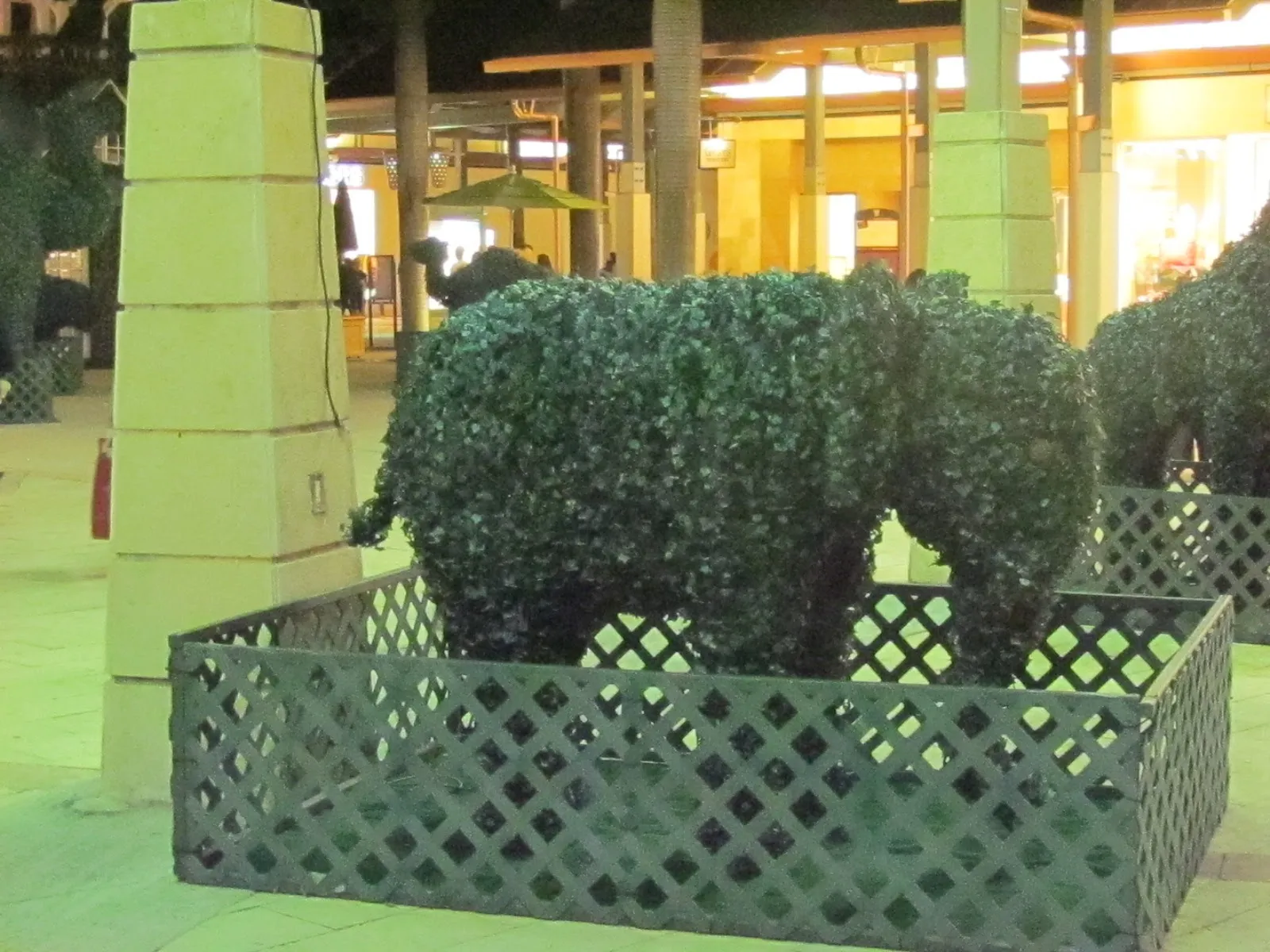 Escultura de elefante hecha con plantas (topiario) en el shopping The Falls de Miami