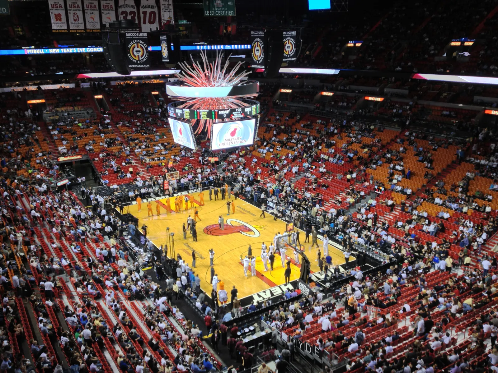 Fuegos artificiales en el interior del American Airlines Arena