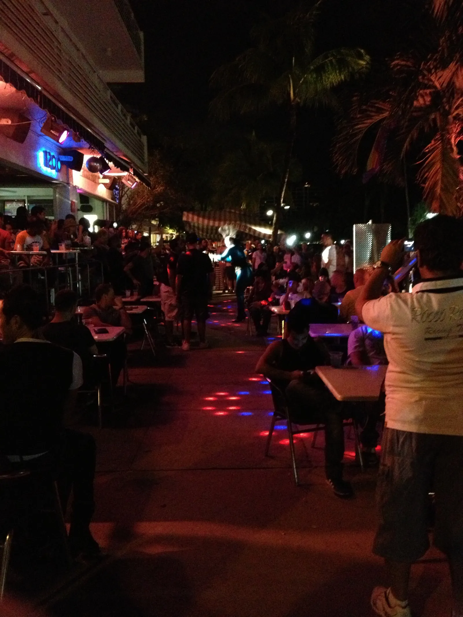 Mesas al aire libre en Ocean Drive de noche