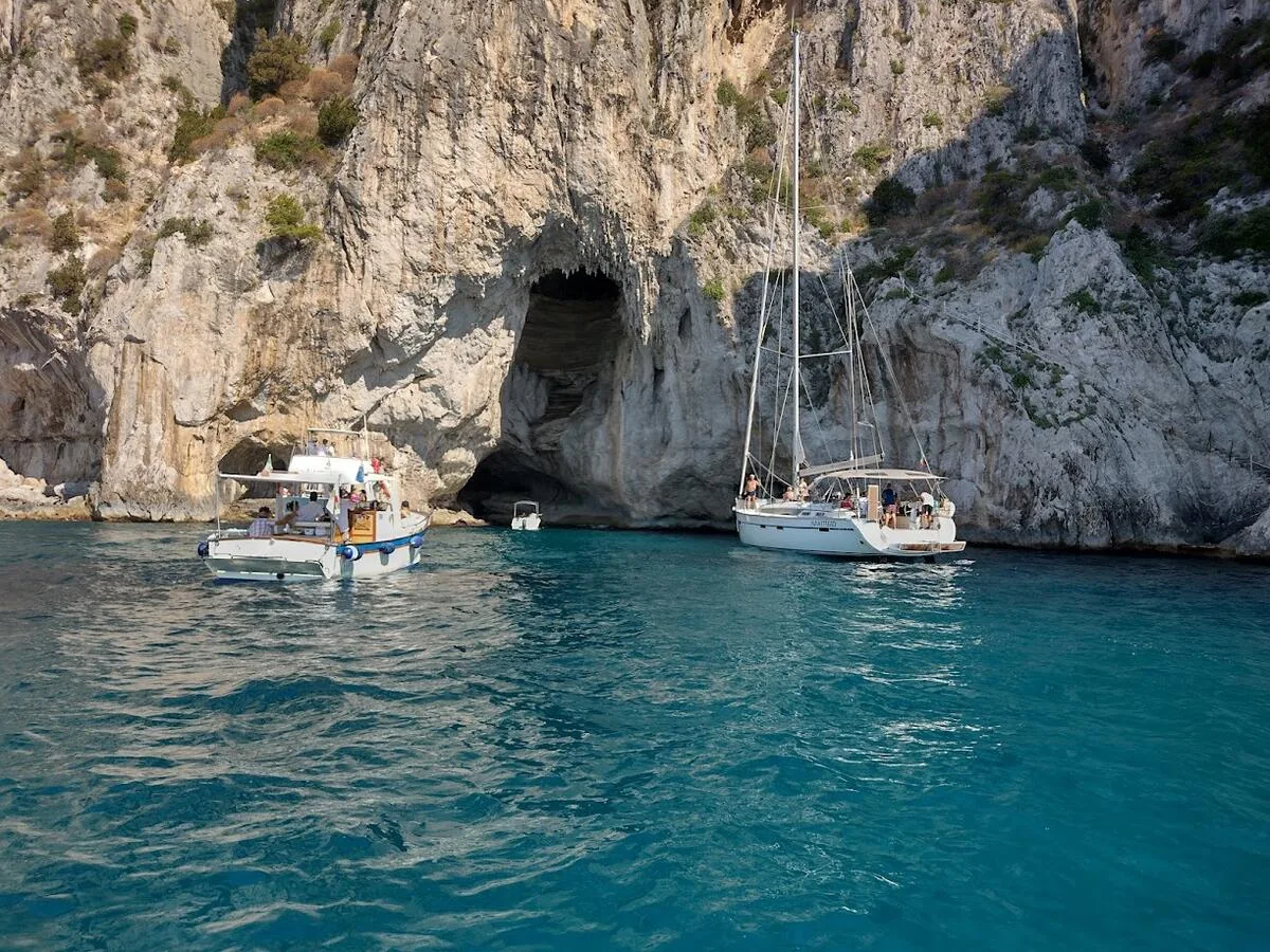 Paseo en barco por los acantilados de Capri