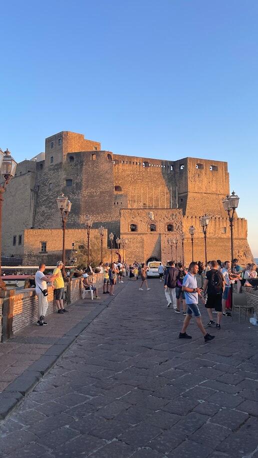Castel dell'Ovo al atardecer