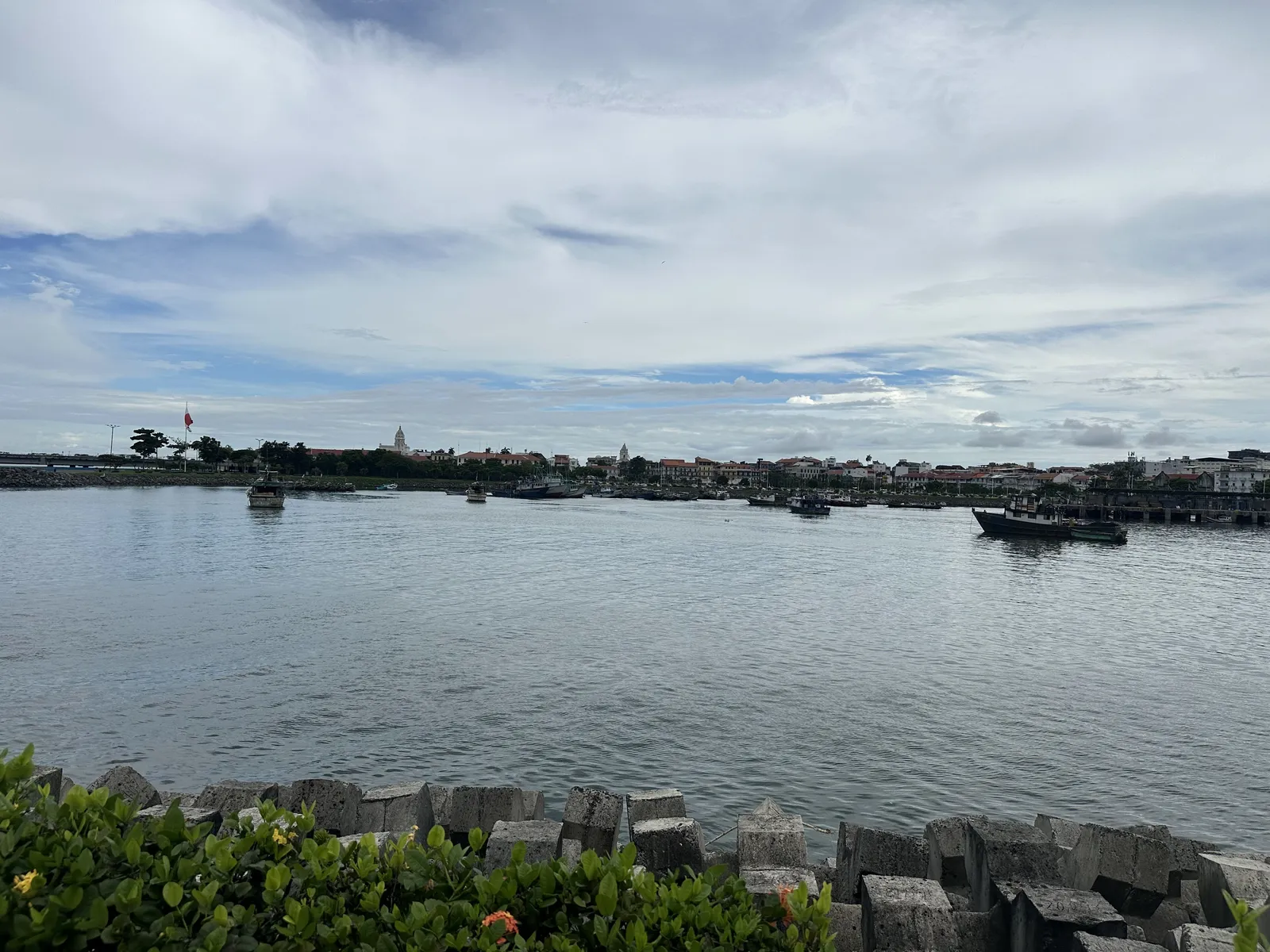 Vista del Casco Antiguo de Panamá desde el mar, con sus iglesias y edificios históricos