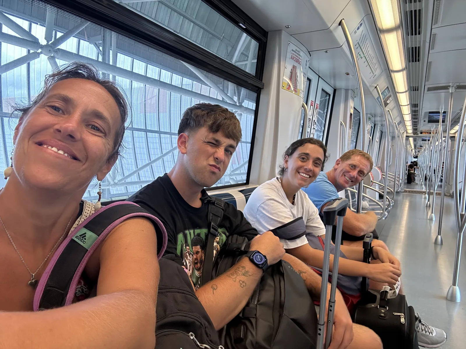 La familia viajando en el metro moderno de Ciudad de Panamá