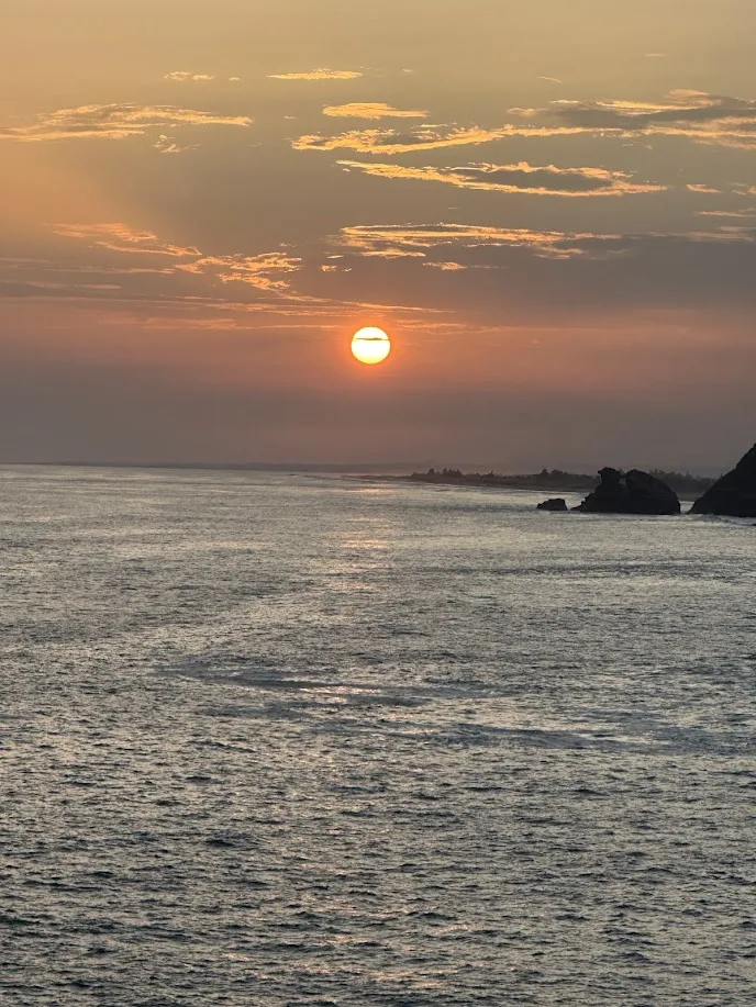 Atardecer naranja sobre el Pacífico desde Punta Cometa en Mazunte, Oaxaca