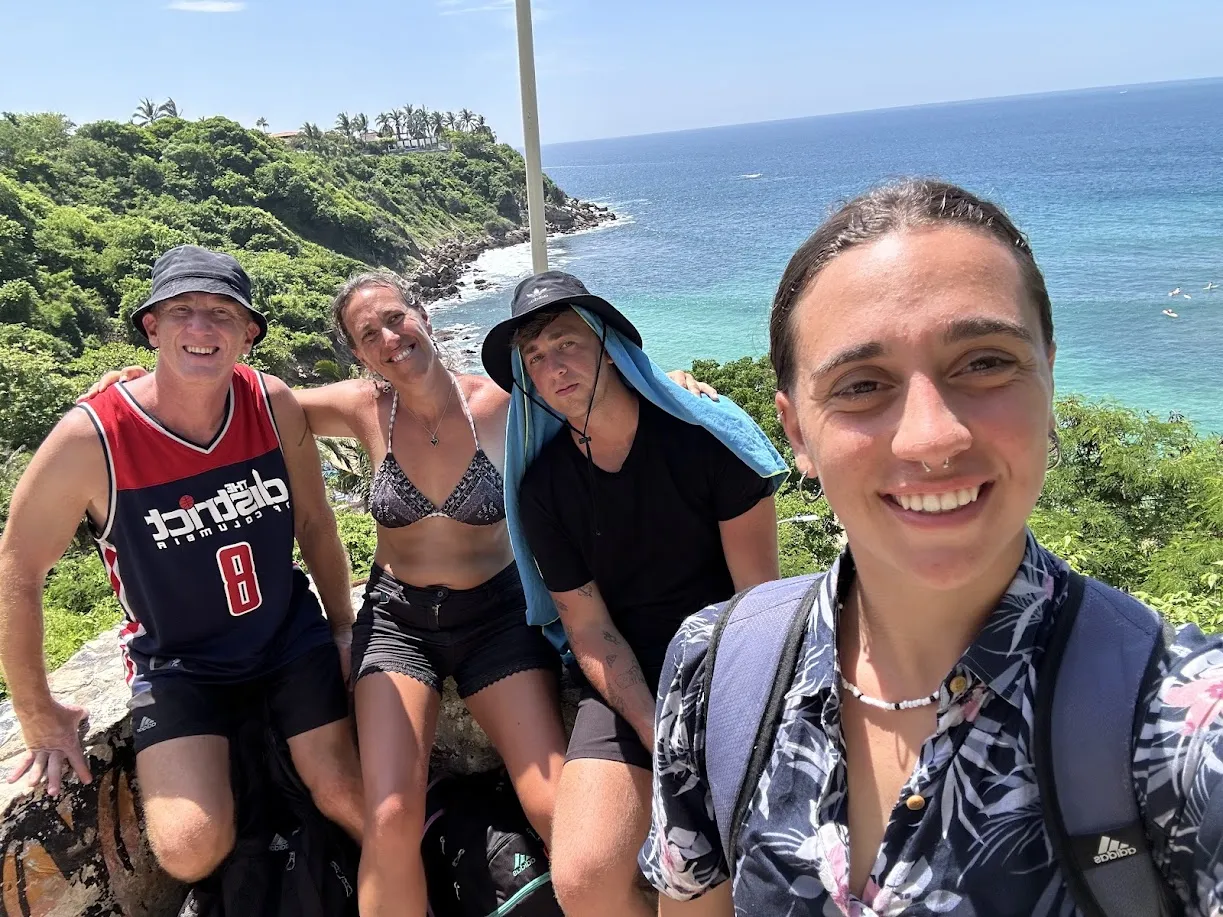 La familia en el mirador de Playa Carrizalillo con el mar turquesa al fondo