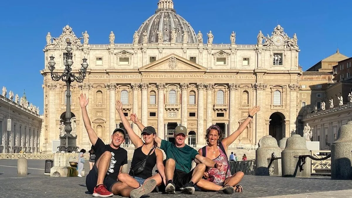 Familia frente a la Basílica de San Pedro