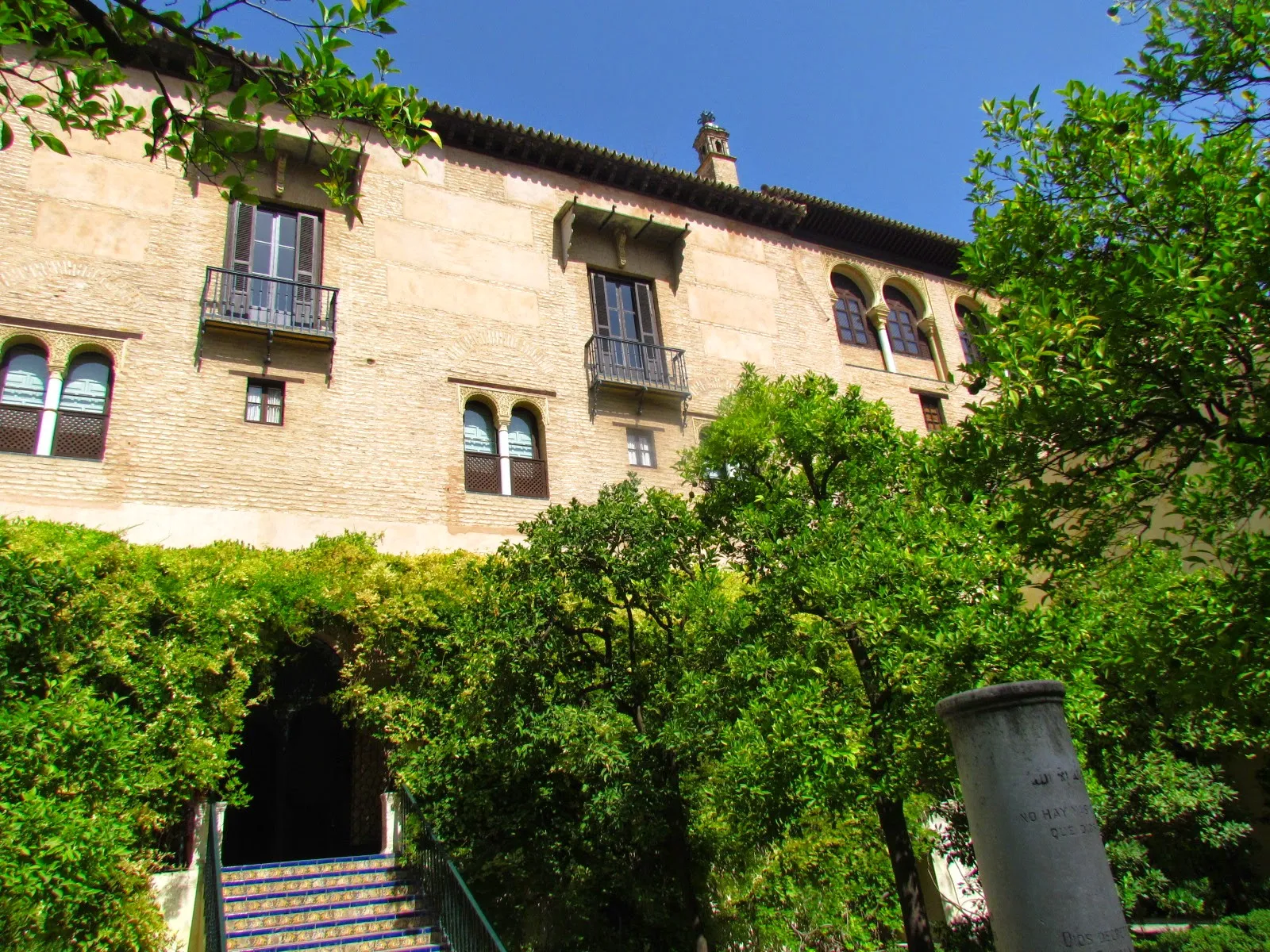 Jardines del Real Alcázar de Sevilla con fuentes y naranjos