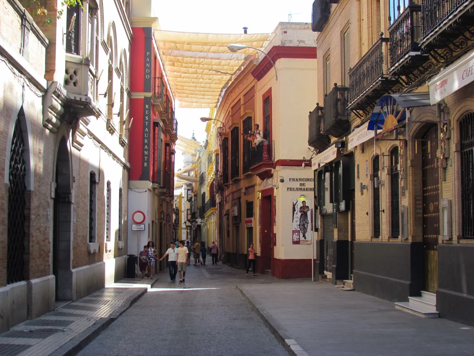 Calle del centro de Sevilla con toldos para el sol, camino a la Encarnación