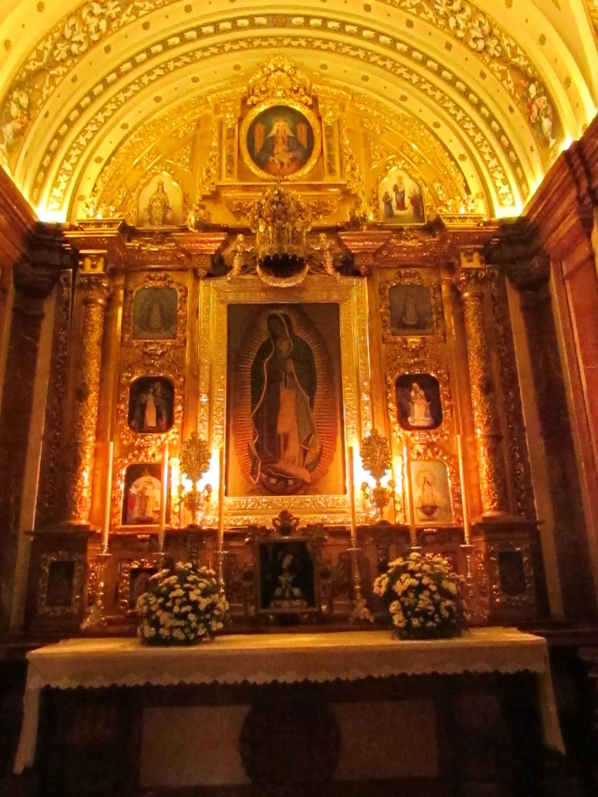 Callecitas angostas y empedradas del Barrio de la Macarena, Sevilla