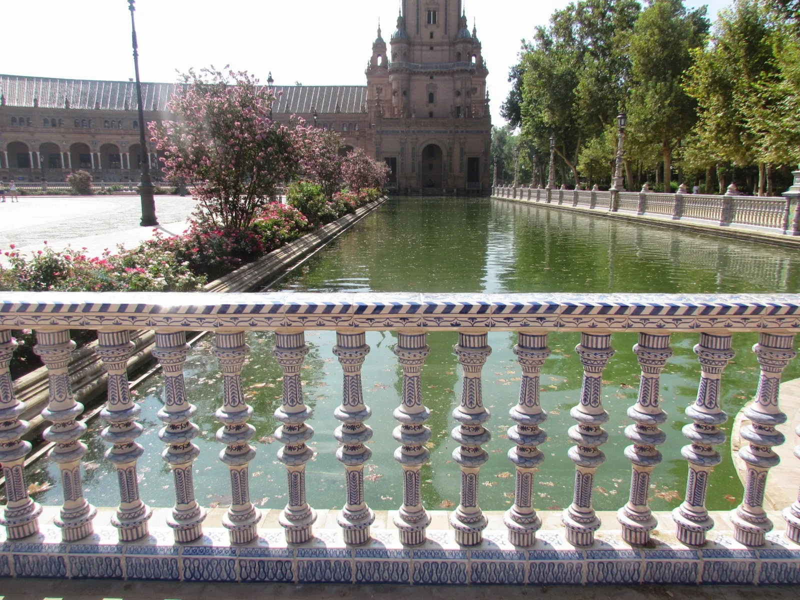 Construcción semicircular de la Plaza de España con puentes sobre el canal