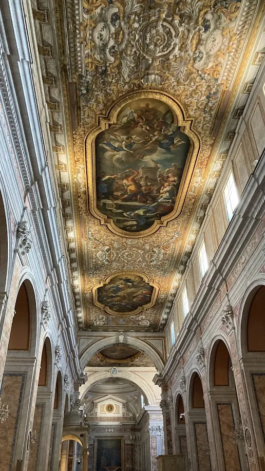 Techo barroco dorado de la Catedral de Sorrento con pinturas del siglo XVII