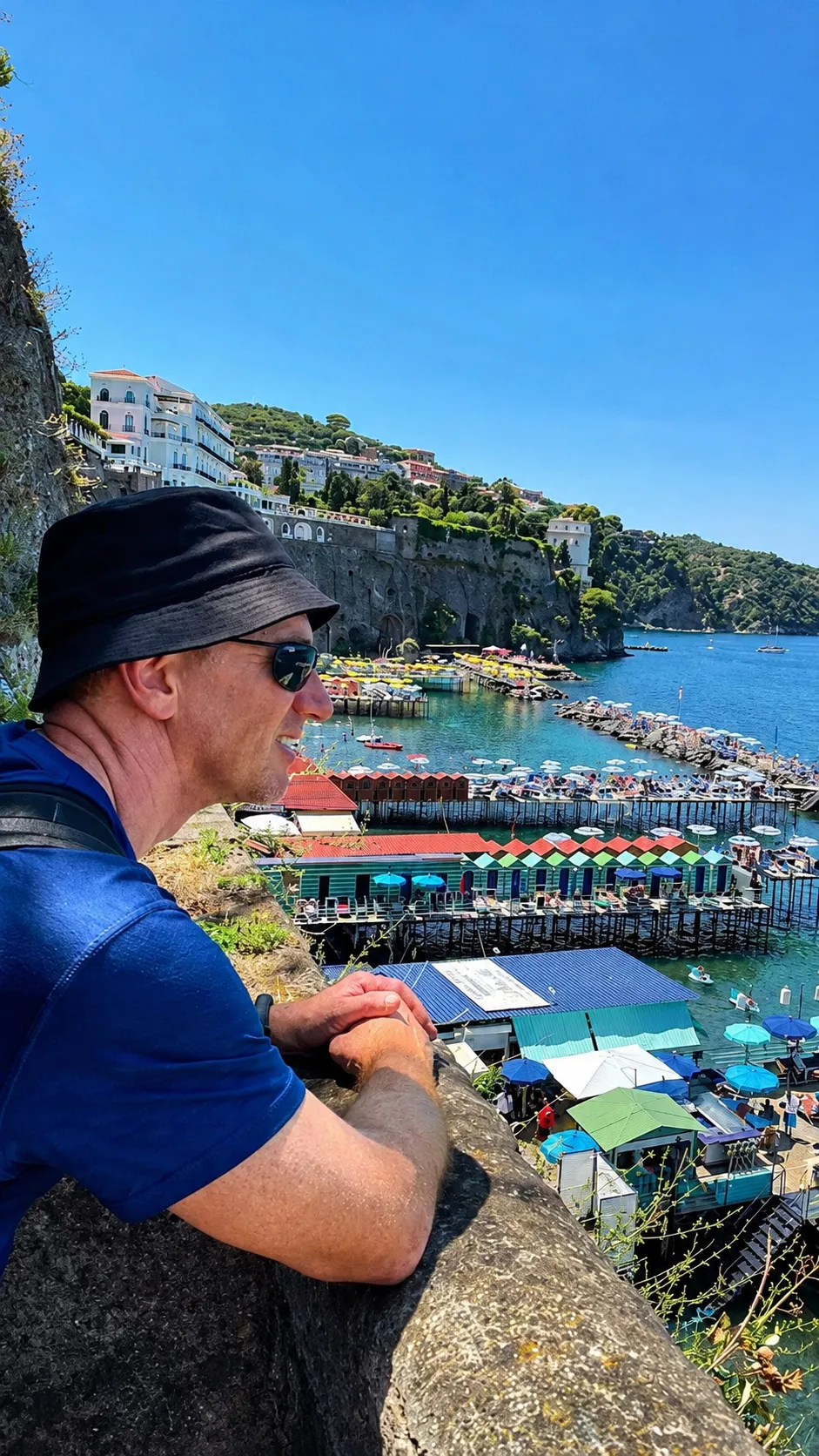 Vista desde el mirador sobre la Marina Piccola de Sorrento con carpas y botes de colores