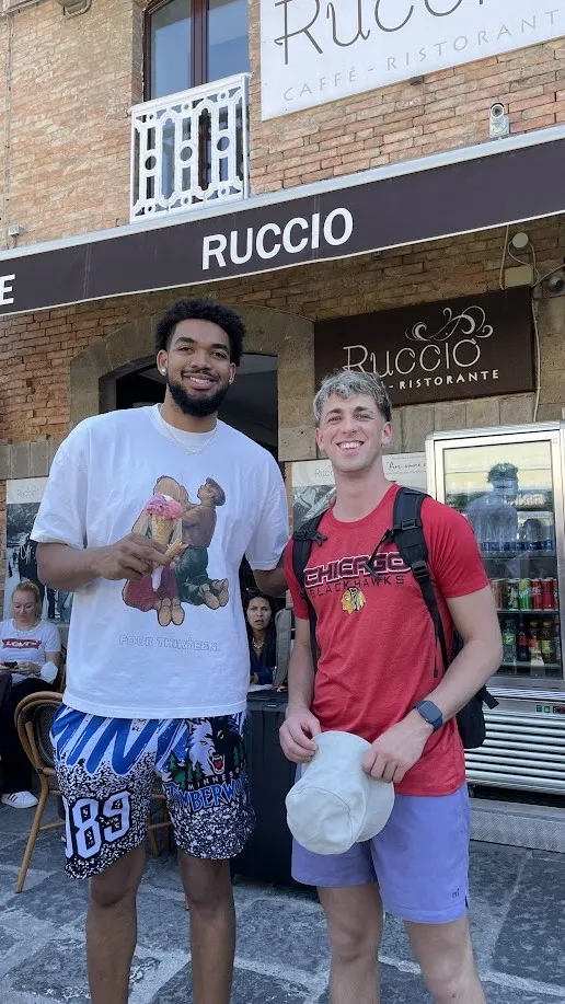 Agus junto a Karl-Anthony Towns de la NBA frente al restaurante Ruccio en Sorrento