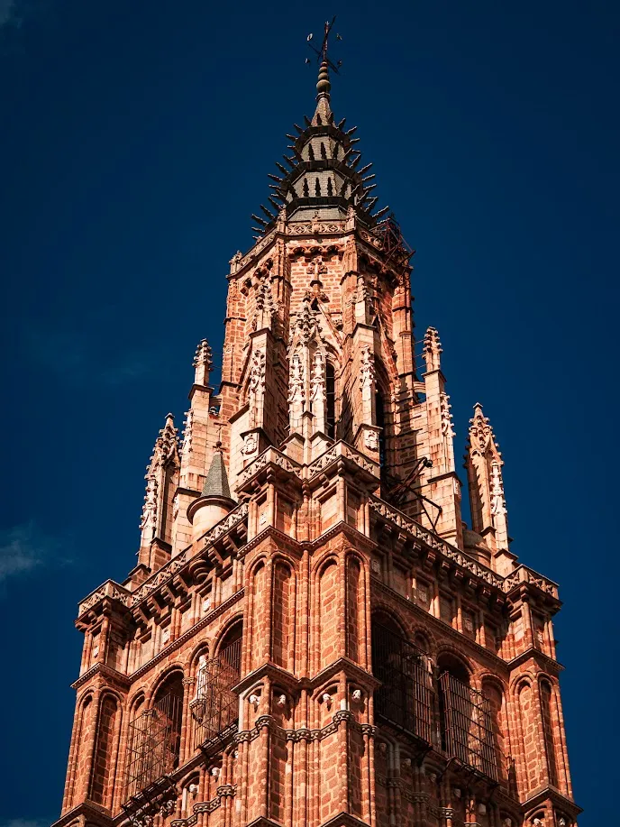 Torre de la Catedral Primada de Toledo vista desde abajo contra el cielo azul profundo