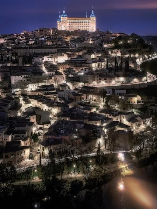 Toledo iluminada de noche con el Alcázar desde el mirador