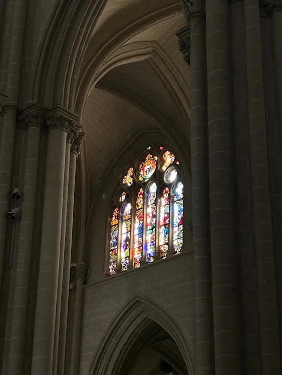 Vidriera gótica del interior de la Catedral de Toledo con luz filtrada