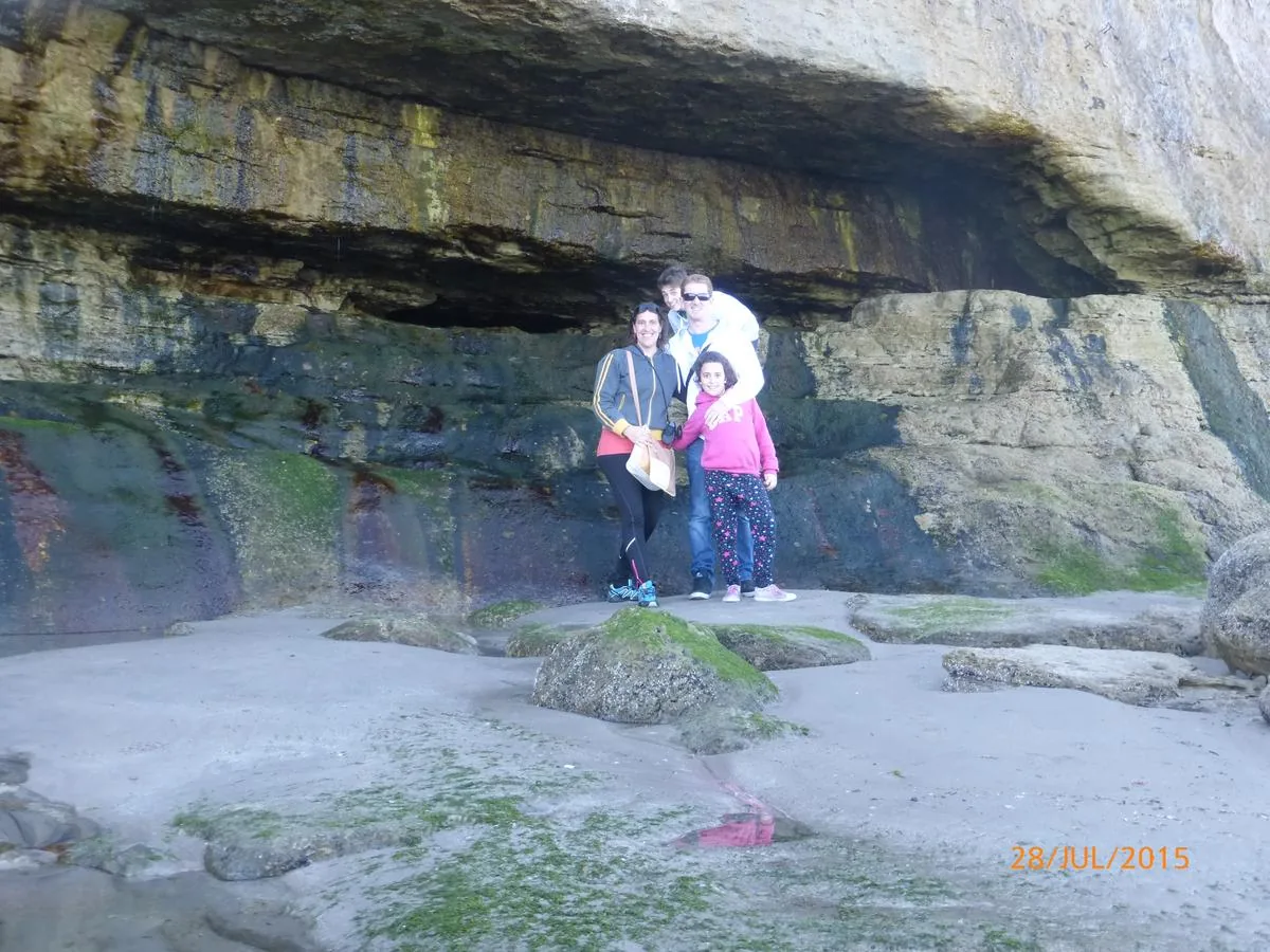 Familia dentro de una gruta en Las Grutas