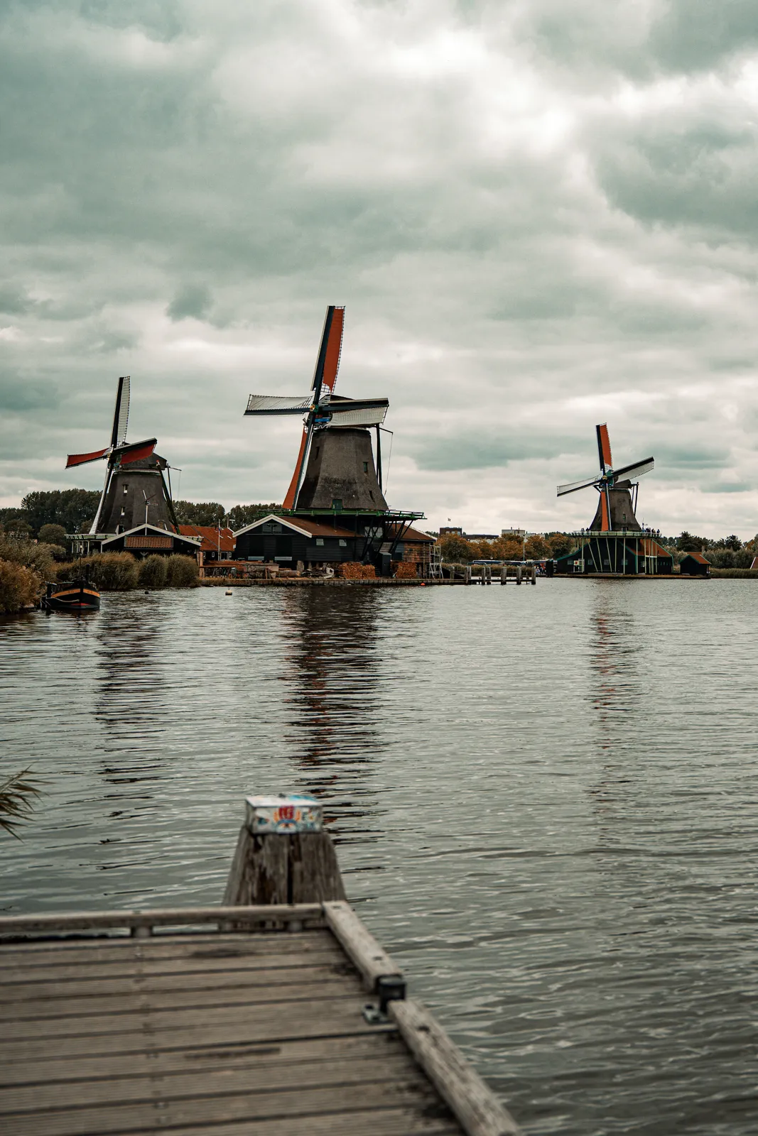 Fila clásica de molinos verdes de Zaanse Schans desde el muelle