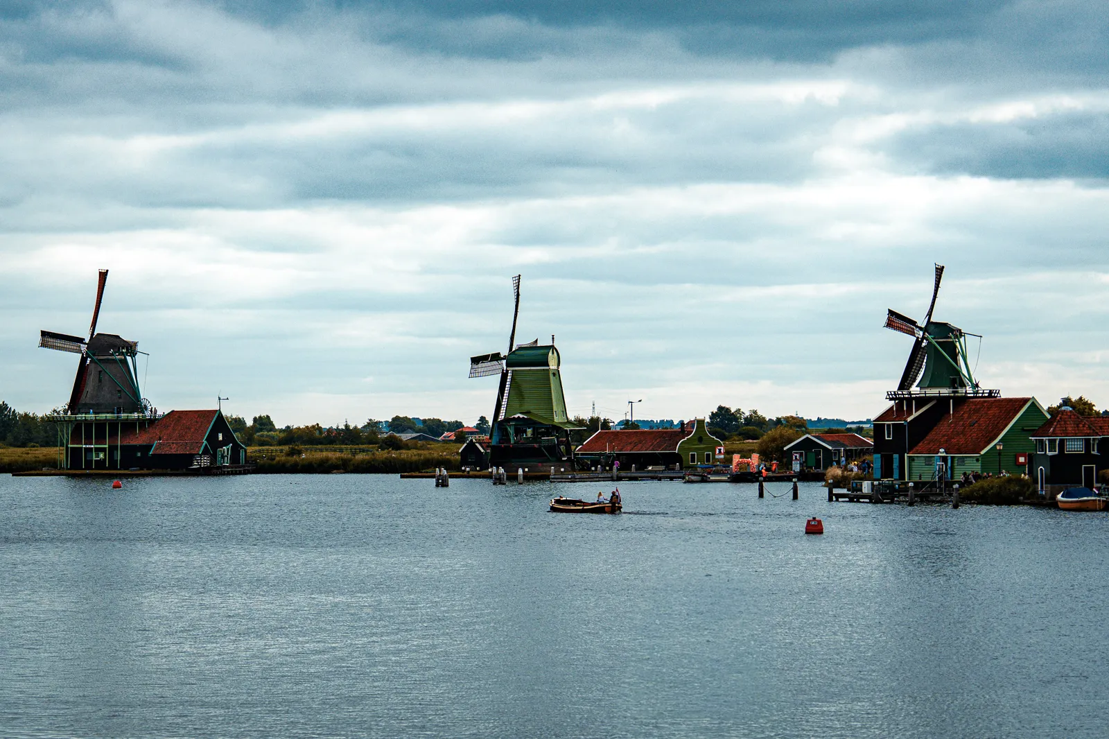Fila de molinos de viento tradicionales en Zaanse Schans