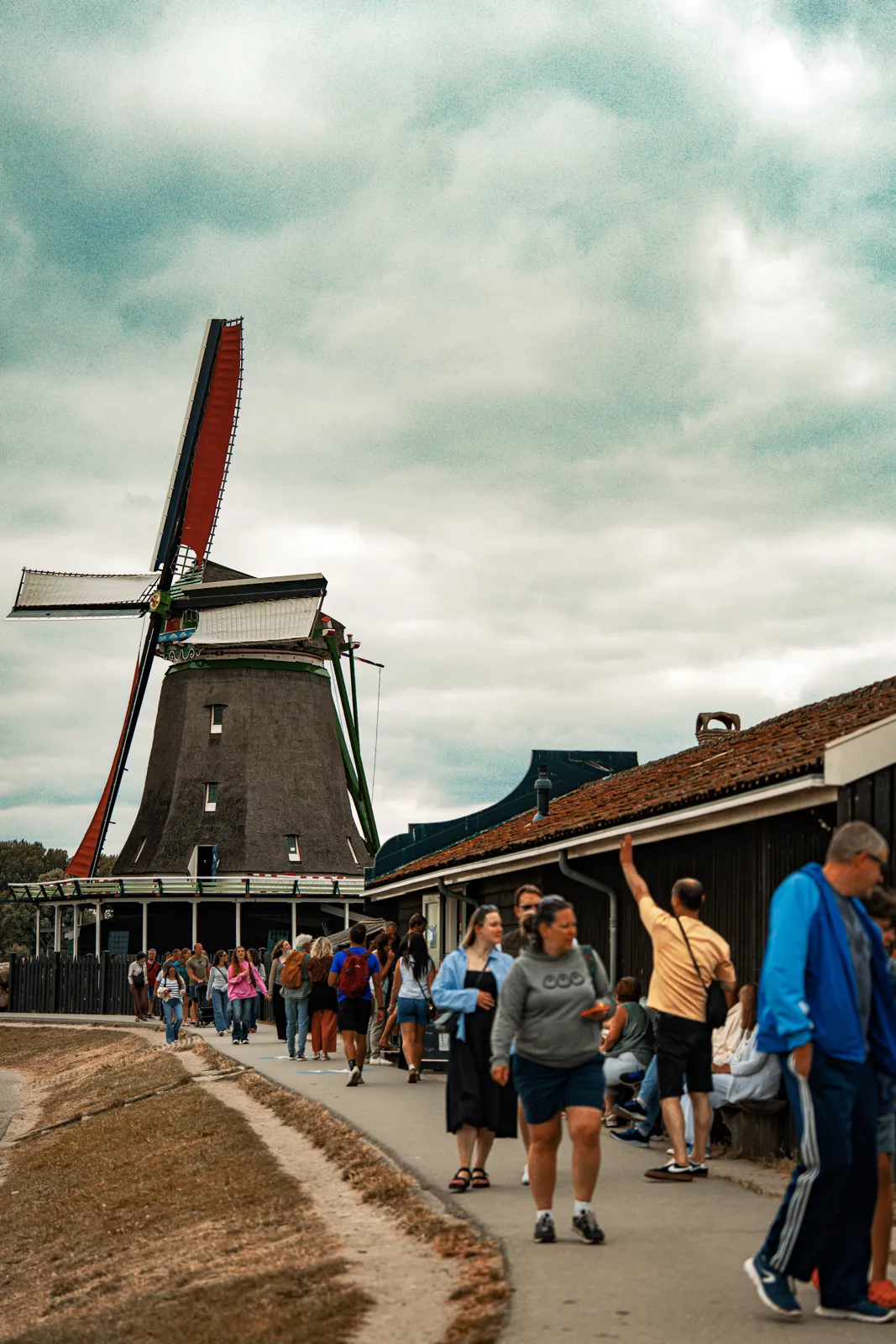 Molino de viento tradicional en funcionamiento, Zaanse Schans