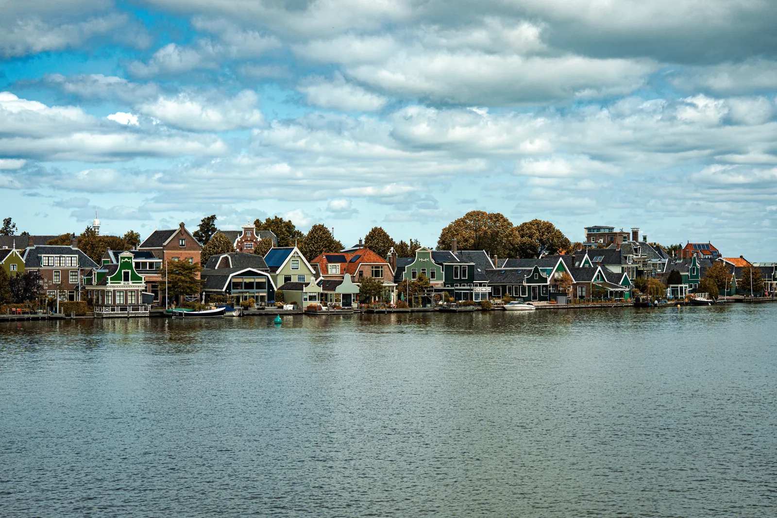 Vista del pueblo con casas tradicionales al otro lado del río Zaan